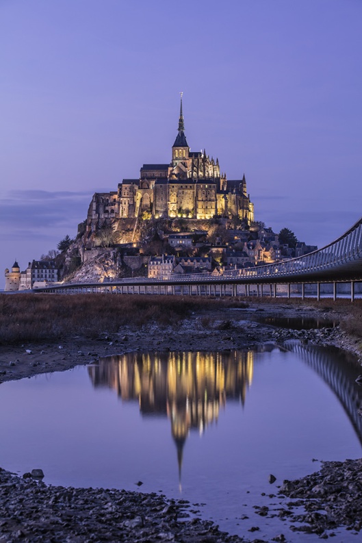 Mont Saint-Michel (50170) 09-12-2015 - Mont Saint-Michel de nuit avec le pont passerelle et reflet du Mont dans l'eau